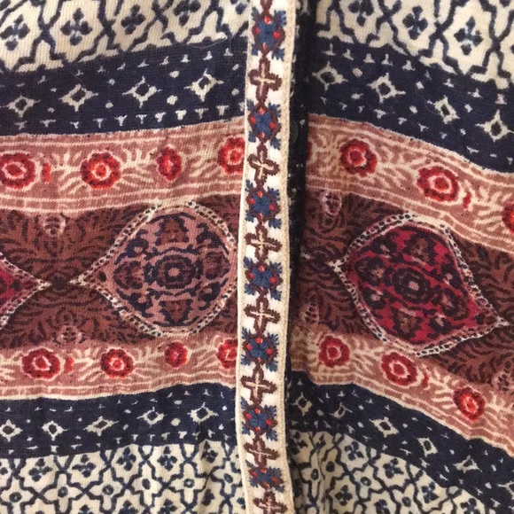 Border Print Button Up Top - Picture 5 of 5